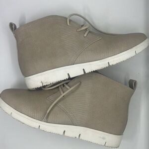 Cougar shoes size 6.5 tan ankle booties